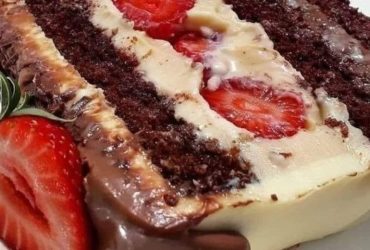 Receita de Bolo de chocolate com brigadeiro branco e morango: receita deliciosa