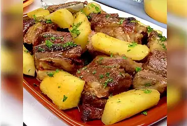 Receita de Costelinha suína assada com mandioca: receita prática e deliciosa