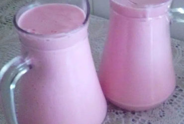 Receita de Iogurte de morango natural: faça em casa esta bebida cremosa