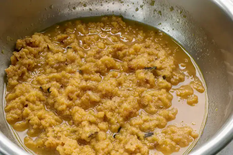 Ambrosia da Vovó caseira, cremosa e dourada em tigela de inox