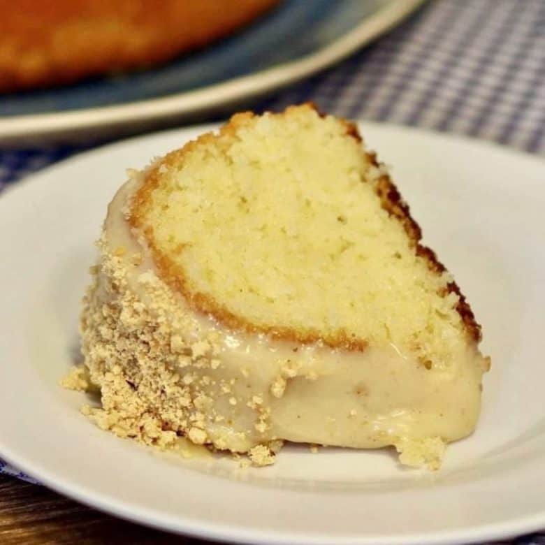 É um sucesso! bolo de iogurte incrível com cobertura de paçoca.⁣