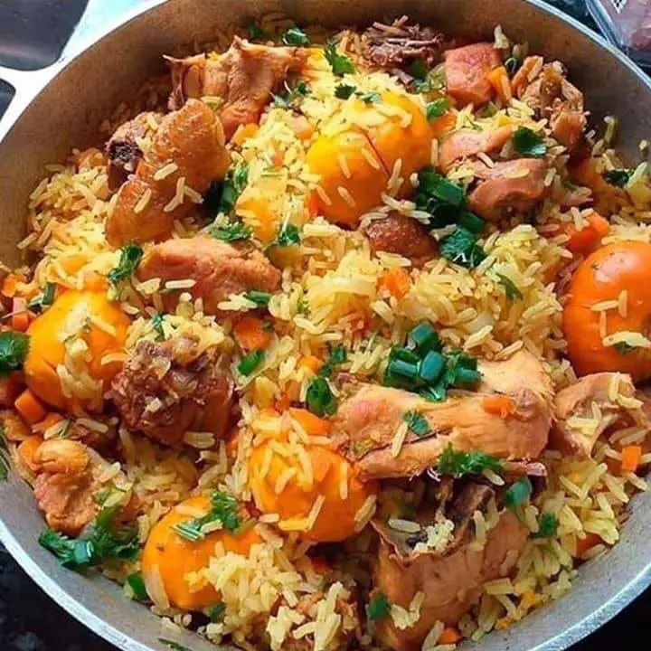 arroz com galinhada e pequi