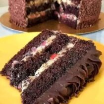 Bolo de Chocolate com Morango: Receita Cremosa e Fofinha