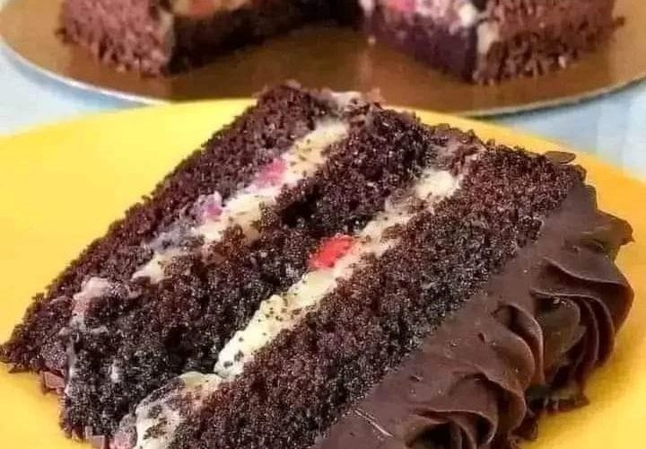 bolo de chocolate recheado com morango