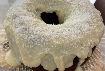 bolo de chocolate com cobertura de beijinho uma sobremesa de natal que derrete na boca