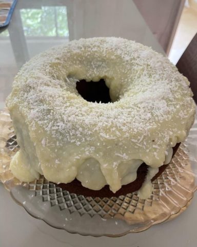 Bolo de Chocolate com Cobertura Cremosa de Beijinho