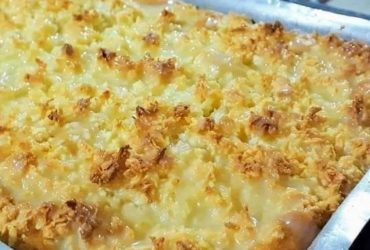 cuca de coco fica uma delícia e é bem simples de preparar