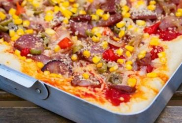 pizza de calabresa com massa de pão caseiro