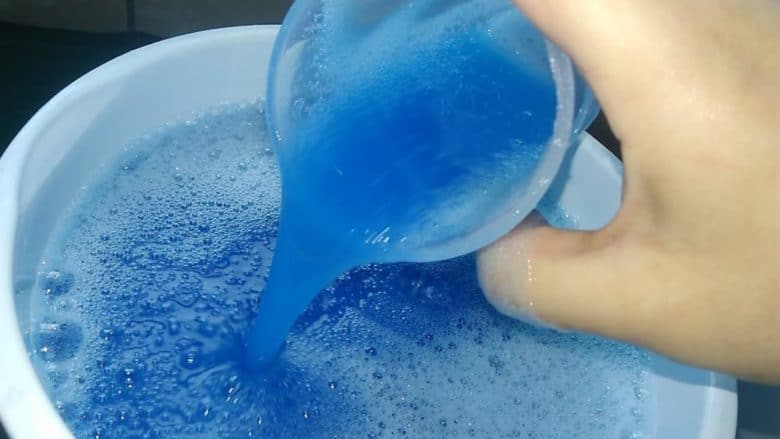 8 receitas fáceis e naturais para fazer amaciador de roupa em casa