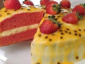 bolo de maracuja e morango delicia