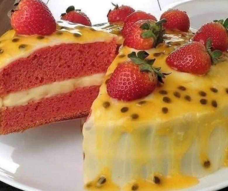 bolo de maracuja e morango delicia
