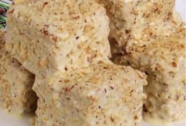 bolo gelado de nozes com calda cremosa