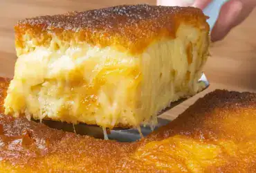 Bolo Moça Morena tradicional com cobertura de coco cremoso servido no prato