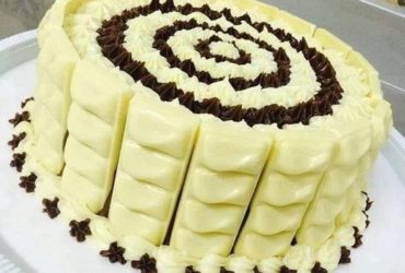 bolo molhadinho de coco e chocolate branco fica uma delicia