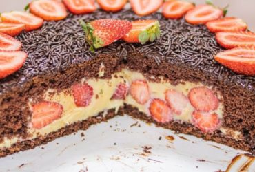 bolo bombom de morango