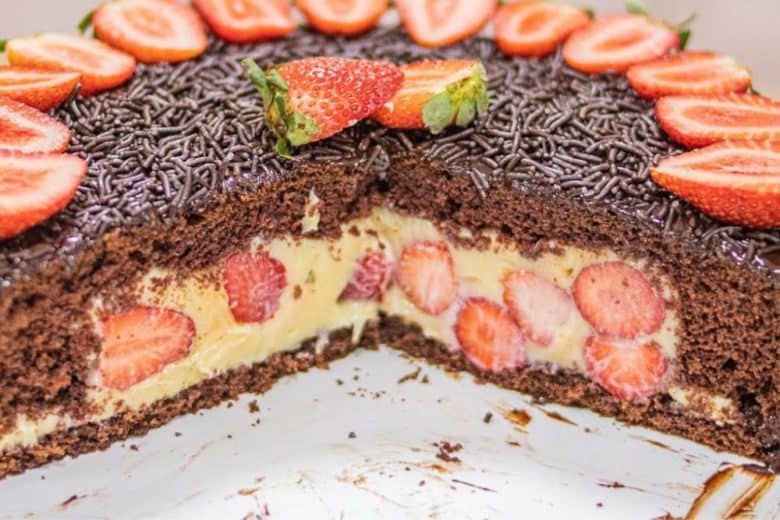 bolo bombom de morango