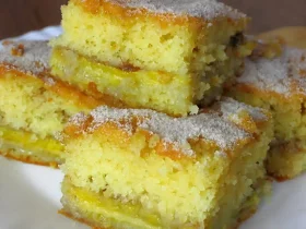 bolo de banana que já sai do forno recheado