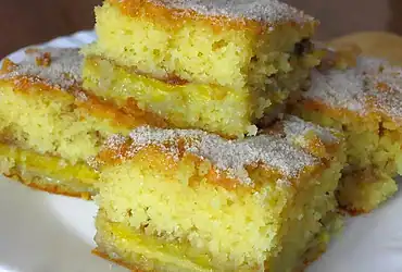 bolo de banana que já sai do forno recheado