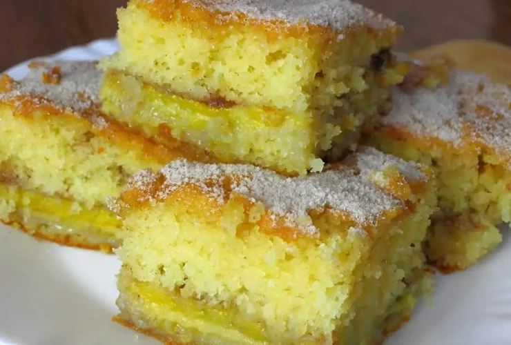 bolo de banana que já sai do forno recheado