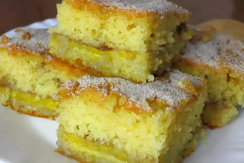 bolo de banana que já sai do forno recheado