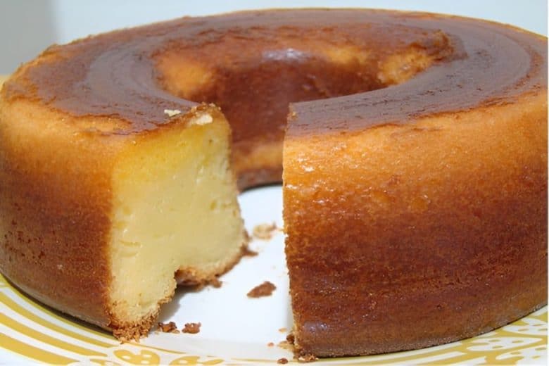 bolo de coco com bem cremoso