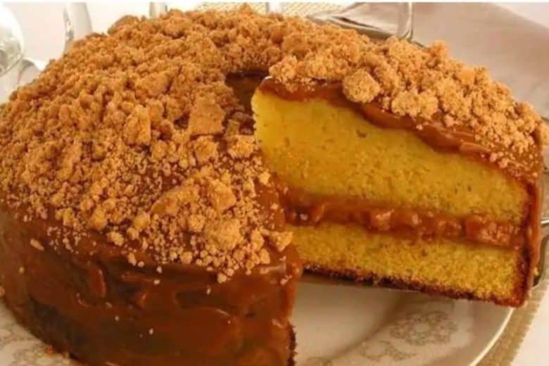 bolo de fubá recheado com paçoca