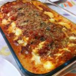 canelone recheado de queijo e presunto com molho branco e de tomates