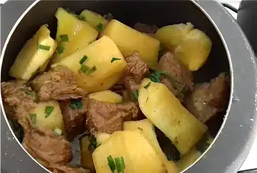 carne cozida com mandioca na panela de pressão