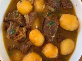 carne de panela com batata bolinha.