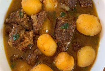carne de panela com batata bolinha.