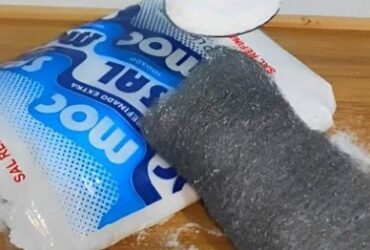 coloque sal no bombril e deixe suas panelas brilhando
