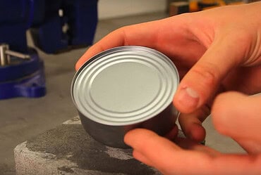 como abrir uma lata sem um abridor de latas