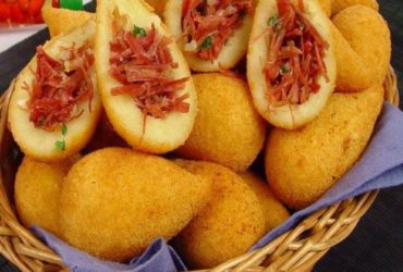coxinha de mandioca com carne seca