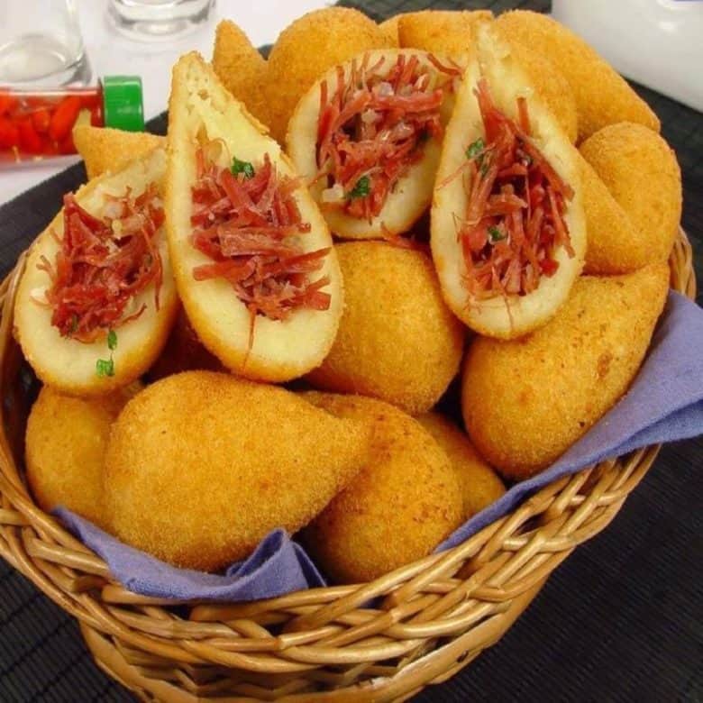 coxinha de mandioca com carne seca