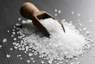 descubra como usar o sal grosso para descongelar e limpar seu congelador facilmente