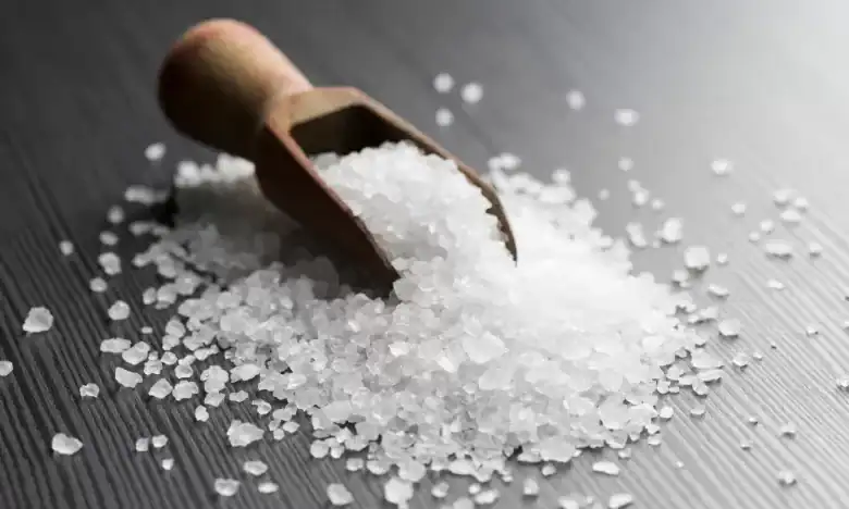 descubra como usar o sal grosso para descongelar e limpar seu congelador facilmente