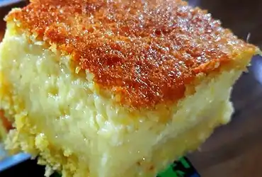 experimente esse delicioso bolo de milho cremoso recheado do forno