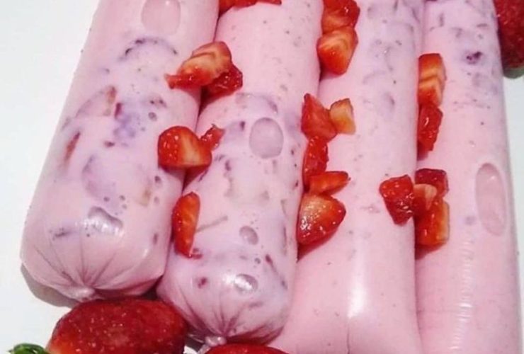 geladinho de morango com pedaços da fruta