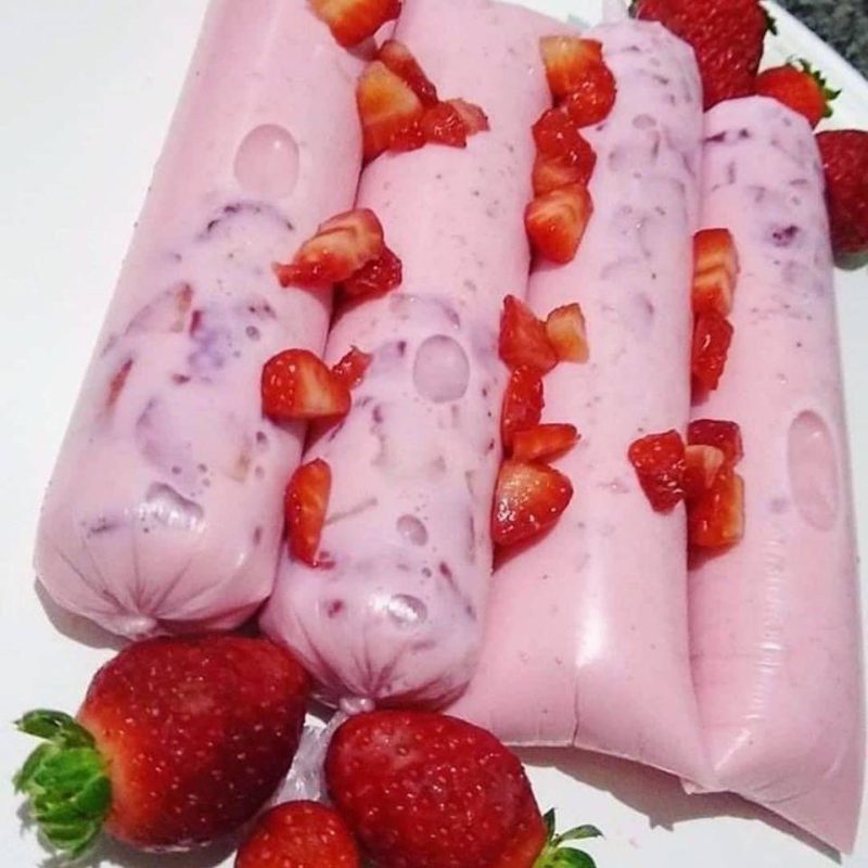 geladinho de morango com pedaços da fruta