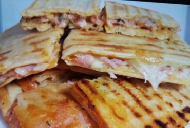 lanche rápido na sanduicheira recheado