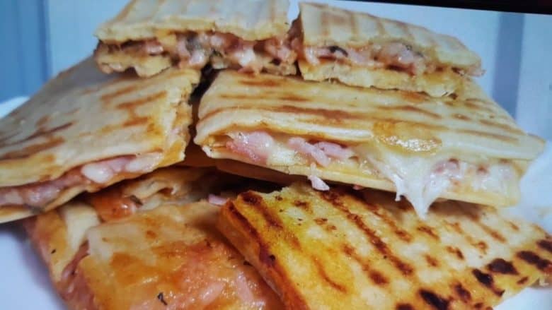 lanche rápido na sanduicheira recheado