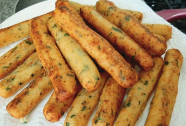palitos de batata rústicos e crocantes com queijo cheddar