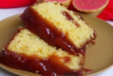 receita de bolo de fubá com goiabada.