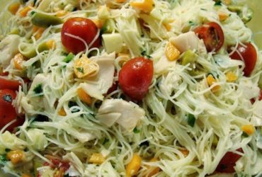 salada de bifum (macarrão de arroz) adoro