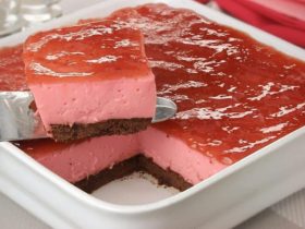 torta mousse de morango na travessa