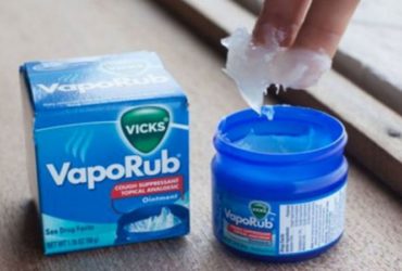 algodão com vick vaporub no ouvido