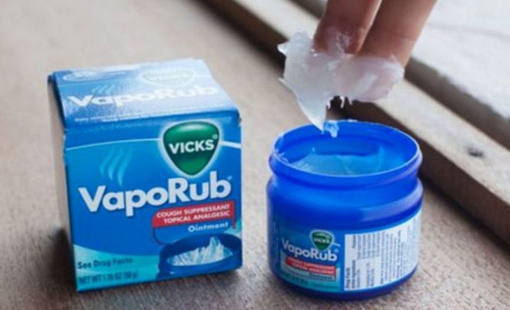 algodão com vick vaporub no ouvido