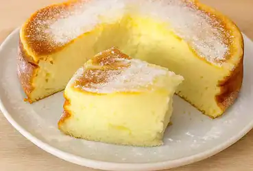 Bolo de queijo cottage cremoso e fofinho polvilhado com açúcar