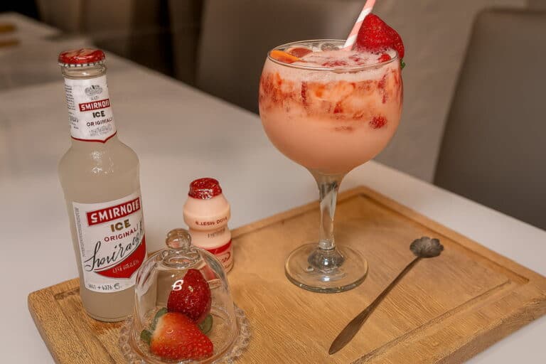 Coquetel de morango com Yakult e Smirnoff Ice servido com morangos frescos