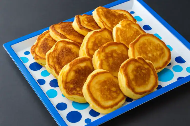 Massinha leve mata-fome dourada servida em bandeja azul, receita fácil e rápida para o lanche da tarde